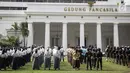 Peserta mengikuti gladi peringatan Hari Lahir Pancasila di halaman Gedung Pancasila, Kementerian Luar Negeri, Jakarta, Selasa (30/5). (Liputan6.com/Faizal Fanani)