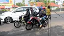 Pemudik melihat atraksi monyet saat terjebak kemacetan di jalur Pantura Brebes, Jawa Tengah, Kamis (22/6). Antrean kemacetan panjang para pemudik dimanfaatkan untuk mendulang rupiah para pemilik atraksi topeng monyet. (Liputan6.com/Gempur M Surya)