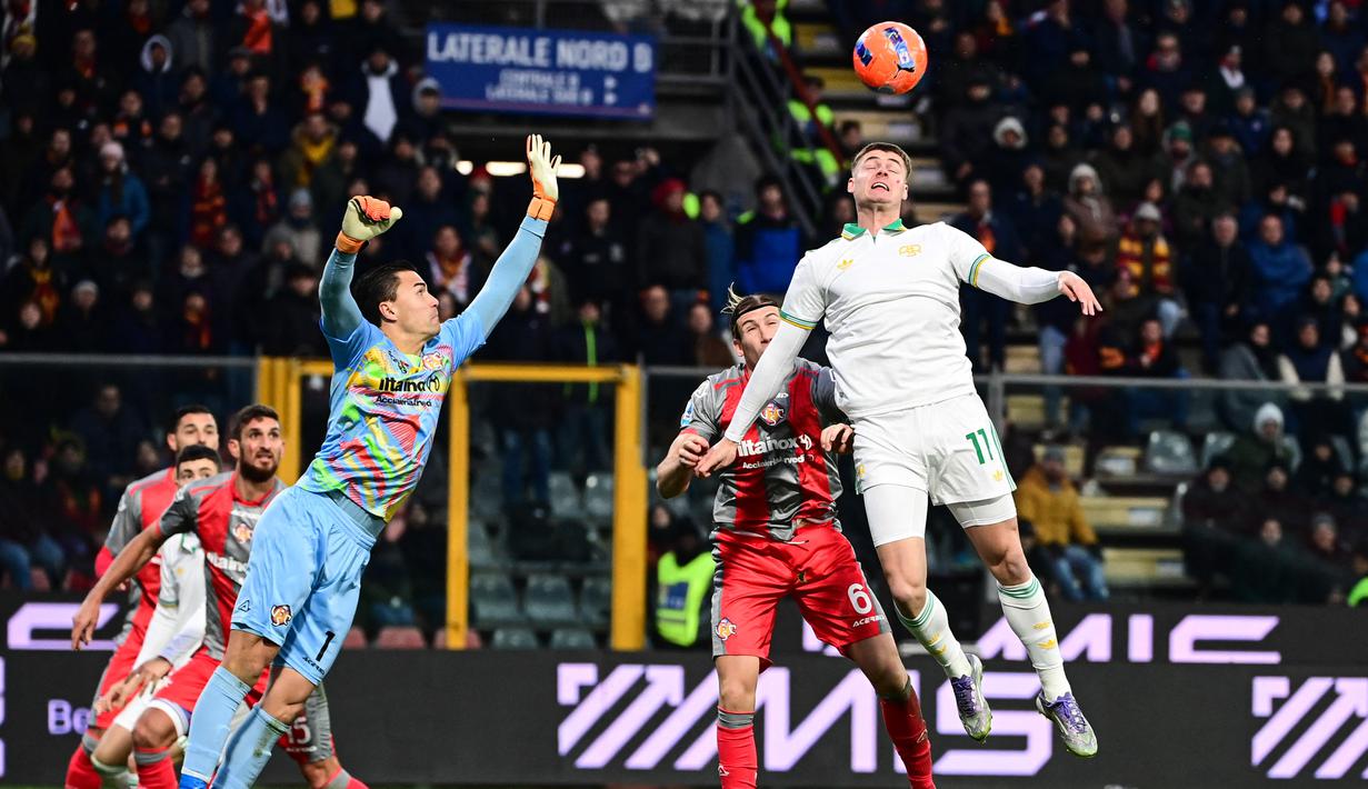 Kiper Cremonese, Emil Audero, berusaha menghalau bola saat melawan AS Roma dalam lanjutan Serie A 2025/2026, Minggu (23/11/2025) malam WIB. (AFP/Piero Cruciatti)