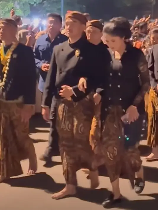 Penampilan keduanya memesona dalam balutan busana adat Jawa serba hitam. [Foto: Instagram/erinagudono]