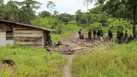 Sebuah rumah yang terbuat dari papan dan diduga sebagai tempat persembunyian KKB di Timika. (Liputan6.com/Humas Polres Mimika/Katharina Janur)