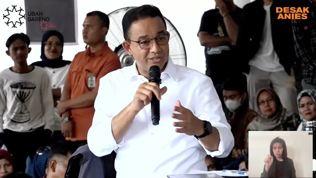 Calon Presiden (Capres) nomor urut satu Anies Baswedan saat menghadiri acara 'Desak Anies' di Lapangan Cindua Mato, Tanah Datar, Sumbar, Rabu (3/1/2024).