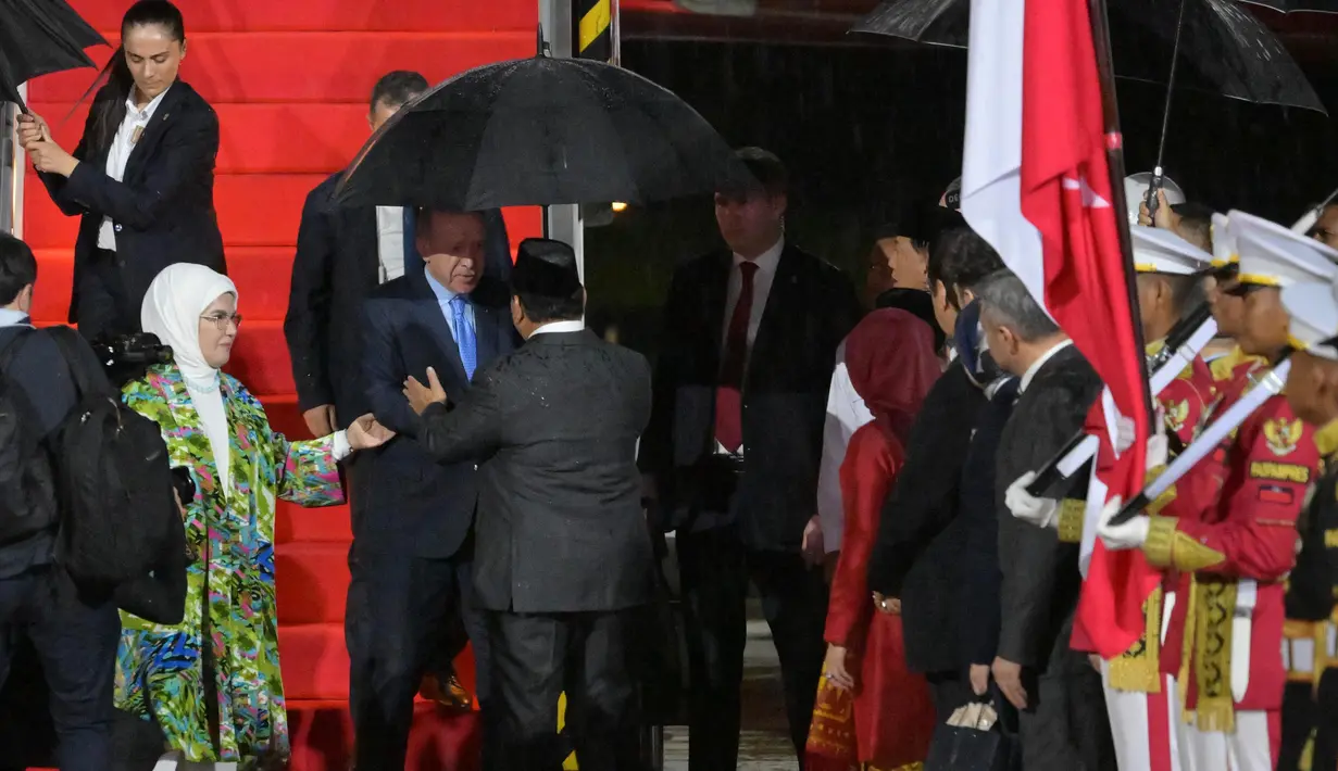 Saat menyambut di dekat tangga pesawat, Presiden Prabowo Subianto dan Presiden Turki Recep Tayyip Erdogan sempat terlihat berbincang ringan. (BAY ISMOYO/AFP)