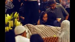 Sejumlah keluarga tampak tak kuasa menahan kesedihan di depan jenazah pengusaha Bob Sadino di rumah duka kawasan Cirendeu, Jakarta, Senin (19/1/2015). (Liputan6.com/Miftahul Hayat)