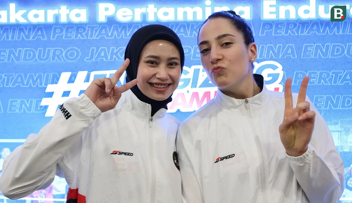 Kapten tim voli putri Jakarta Pertamina Enduro (JPE), Hany Budiarti (kiri) berfoto dengan rekannya, Giovanna Milana pada acara peluncuran dan perkenalan tim Jakarta Pertamina jelang Proliga 2024 di Grha Pertamina, Jakarta, Rabu (17/4/2024). (Bola.com/Abdul Aziz)