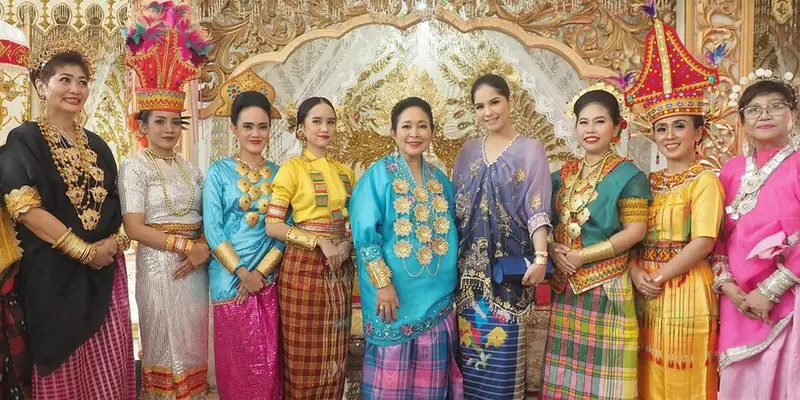 Potret Annisa Pohan Hadiri Halal Bihalal, Pakai Busana Khas Sulawesi Selatan