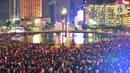 Ribuan pengunjung padati kawasan Bundaran HI, Jakarta, untuk merayakan pergantian tahun 2023, Sabtu (31/12/2022). Kemeriahan begitu terasa dalam momen perayaan tahun baru 2023 di car free night yang digelar di sepanjang Jalan Sudirman-Jalan MH Thamrin. (Liputan6.com/Angga Yuniar)