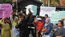 Warga perumahan Pati Polri melakukan aksi menolak penggusuran rumah mereka di Cipinang Baru Bunder, Jakarta, Selasa (26/5/2015). Sebanyak 6 rumah yang telah memiliki girik/bukti pembelian selama 48 tahun akan digusur. (Liputan6.com/Herman Zakharia)