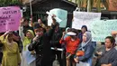 Warga perumahan Pati Polri melakukan aksi menolak penggusuran rumah mereka di Cipinang Baru Bunder, Jakarta, Selasa (26/5/2015). Sebanyak 6 rumah yang telah memiliki girik/bukti pembelian selama 48 tahun akan digusur. (Liputan6.com/Herman Zakharia)