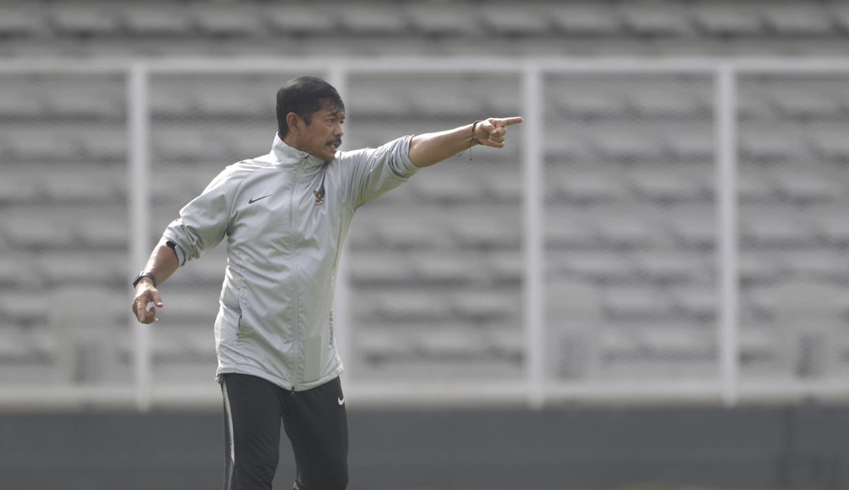 Pelatih Timnas Indonesia U-23, Indra Sjafri, memberikan instruksi saat latihan di Stadion Madya, Jakarta, Rabu (13/3). Latihan ini merupakan persiapan jelang Kualifikasi Piala AFC U-23. (Bola.com/Vitalis Yogi Trisna)