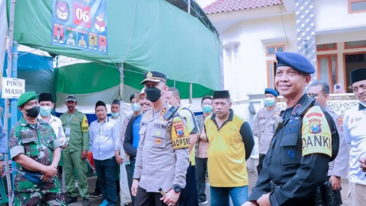 Kapolres Situbondo AKBP Andi Sinjaya memantau langsung ke sejumlah TPS dalam pelaksanaan pilkades serentak di Situbondo. (Istimewa).