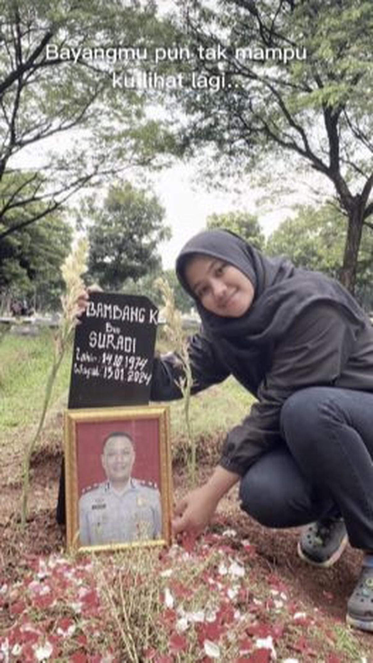 "Bayangmu pun tak mampu ku lihat lagi," tulisnya.