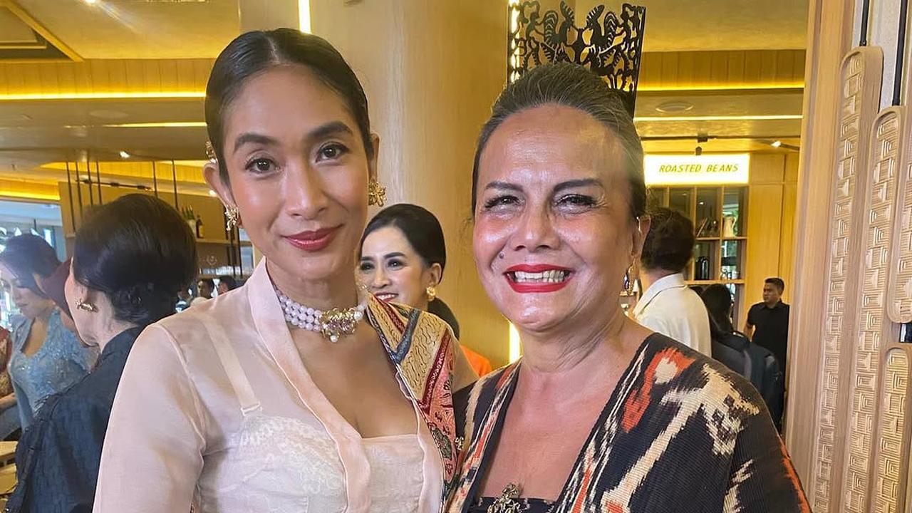 Model Batik Casual Hingga Resmi Ala Happy Salma, Bikin Tampilan Simple Tapi Memukau