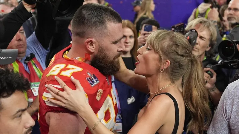 Travis Kelce dan Taylor Swift di Superbowl 2024. ((AP Photo/John Locher, File)