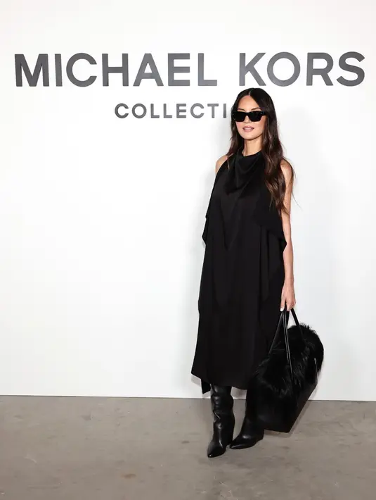 Sementara itu, Olivia Munn memilih kesan sleek lewat black charmeuse scarf dress yang sederhana tapi penuh statement.