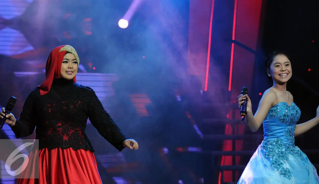 Juara di D Academy 1, Lesti Andryani (kanan) saat berduet memeriahkan Panggung Kemenangan D Academy 3 di Studio 5 Indosiar, Jakarta, Jumat (27/8). Panggung Kemenangan D Academy 3mempertemukan finalis Ical dan Weni. (Liputan6.com/Helmi Fithriansyah)