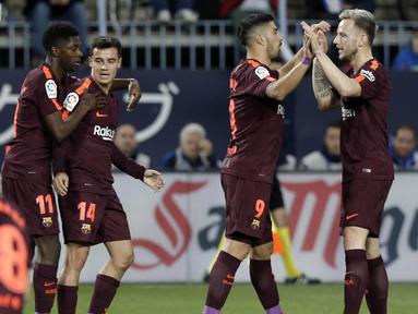 Para pemain Barcelona merayakan gol yang dicetak oleh Luis Suarez ke gawang Malaga pada laga La Liga di Stadion La Rosaleda, Sabtu (10/3/2018). Malaga takluk 0-2 dari Barcelona. (AP/M.Pozo)