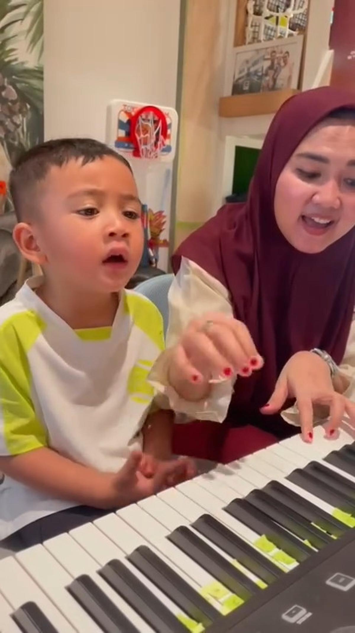 Momen Rayyanza saat Belajar Nyanyi Ini Bikin Netizen Gemas, Serius Banget