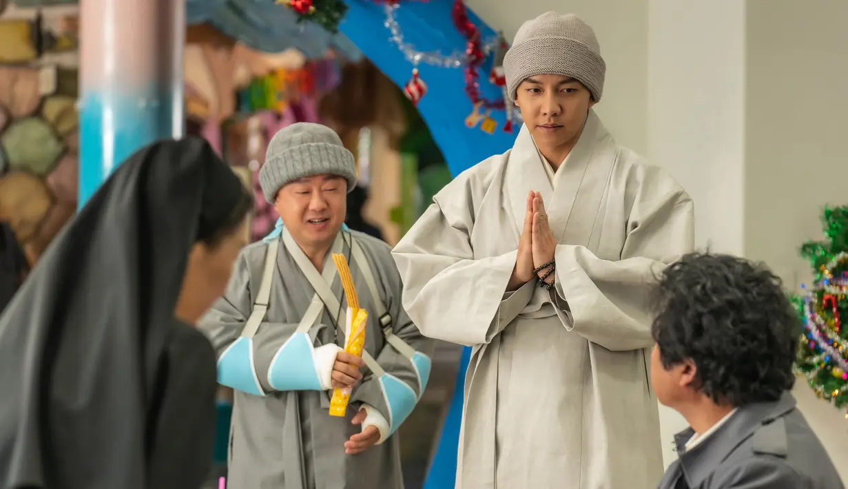 <p>Lee Seung Gi mengatakan, &ldquo;Ketika saya mengetahui bahwa Kim Yun Seok, aktor yang selalu saya hormati, akan bergabung dalam film ini, saya tidak perlu berpikir lama. Dengan naskah yang luar biasa, saya merasa tidak ada alasan untuk ragu mencukur rambut saya.&rdquo; (Foto: Lotte Entertainment)</p>