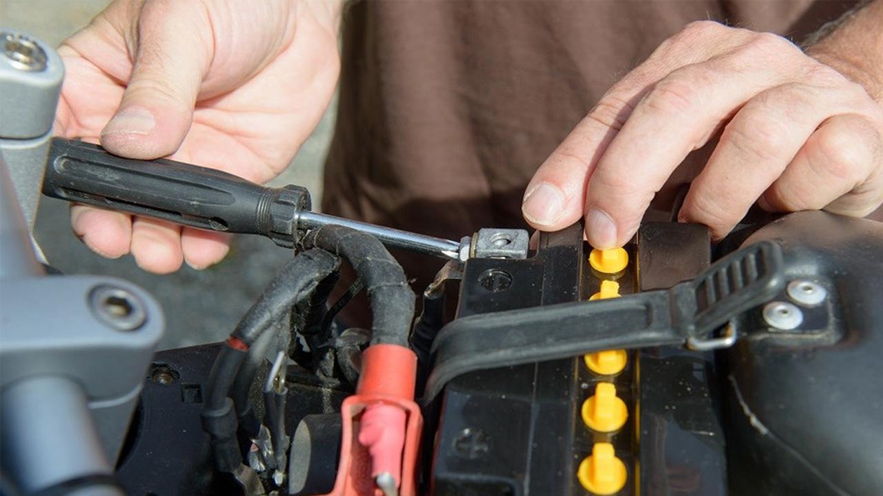 Tips Merawat Aki Sepeda Motor Supaya Tahan Lama dan Berfungsi Optimal