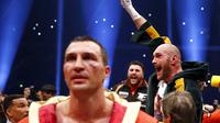 Tyson Fury keluar sebagai juara dunia baru tinju kelas berat versi WBA Super, WBO dan IBF setelah menang angka atas Wladimir Klitschko di Esprit Arena, Düsseldorf, Jerman, Minggu (29/11/2015) dini hari WIB. (Reuters / Kai Pfaffenbach)
