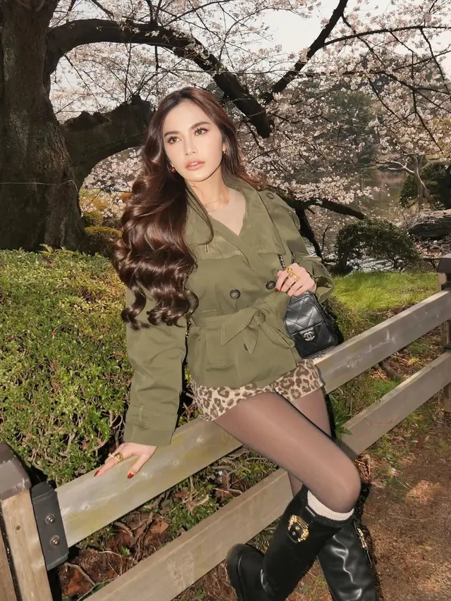 Inspirasi OOTD Liburan Kece Mahalini Raharja yang Andalkan Boots Selama Jalan-Jalan Keliling Jepang