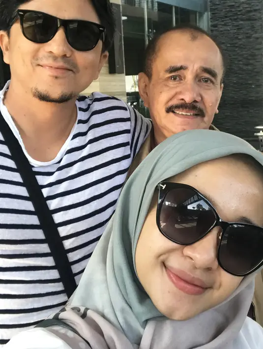 Laudya Chintya Bella dan suami, Engku Emran berfoto bersama ayahnya sebelum pergi ke Malaysia. Laudya Cynthia Bella akan menetap di Malaysia ikut bersama suami dan putrinya. (instagram/laudyacynthiabella)