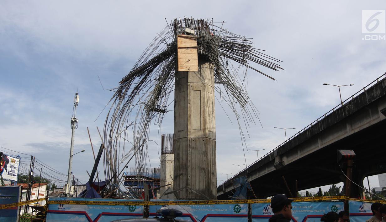 Kondisi tiang girder proyek Tol Bekasi-Cawang-Kampung Melayu (Becakayu) yang ambruk di dekat Gerbang Tol Kebon Nanas, Jakarta Timur, Selasa (20/2). Sampai saat ini, polisi masih mencari penyebab ambruknya girder. (Liputan6.com/Arya Manggala)