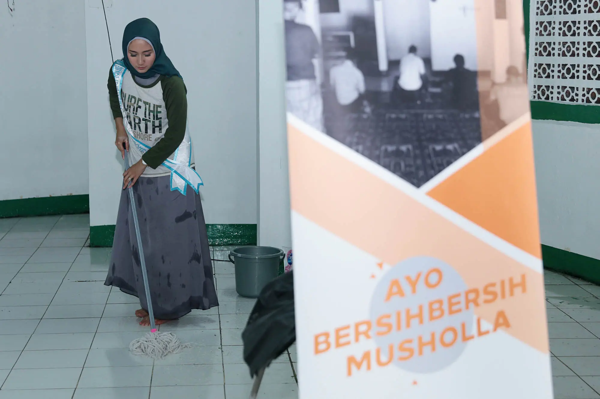 Finalis Puteri Muslimah Indonesia 2017 antusias ikuti beragam acara di fase karantina, termasuk membersihkan musala. (Deki Prayoga/Bintang.com)