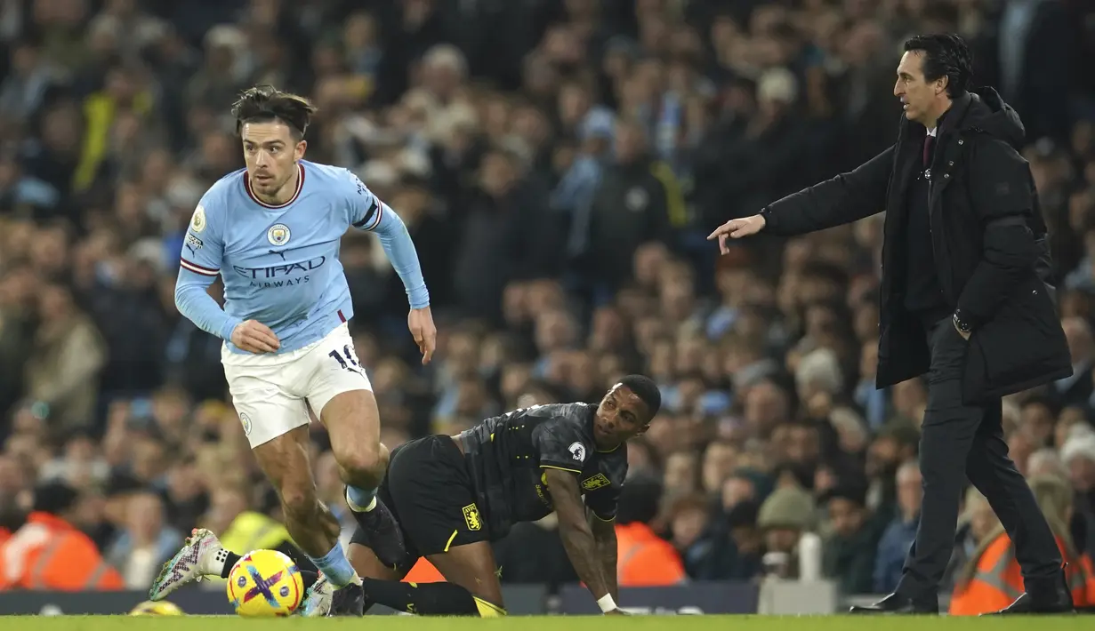 <p>Pelatih Aston Villa, Unai Emery (kanan) bereaksi ketika gelandang Manchester City, Jack Grealish mengontrol bola selama pertandingan Liga Premier Inggris di Stadion Etihad di Manchester, Inggris (13/2/2023). Kemenangan ini membuat Man City menempel Arsenal yang ada di puncak klasemen. (AP Photo/Dave Thompson)</p>