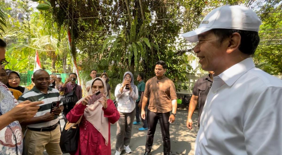 Sejumlah warga Nusa Tenggara Timur (NTT) datang ke rumah Jokowi, Jumat (21/8). (merdeka.com/arie sunaryo).