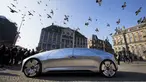 Mercedes Benz F 015 dipamerkan di Dam Square, Amsterdam, Belanda, Minggu (13/3/2016). Bentuknya yang unik dan futuristik membuat kehadirannya menjadi pusat perhatian warga Amsterdam. (AFP Photo/Bart Maat)