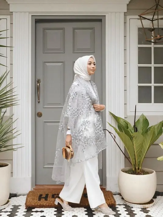 Simple namun stylish, bisa tiru gaya fashion blogger Vira Tandia satu ini. padukan outer brokat dengan manset warna putih dan celana kulot warna putih. Untuk kondangan, kamu bisa lengkapi penampilan dengan clutch dan heels (Instagram/viratandia).