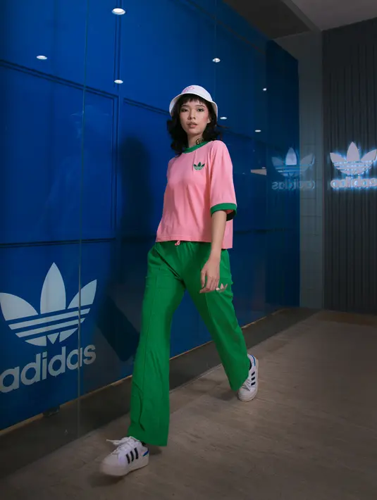 Kamu tinggal menambahkan sentuhan dari sneakers favoritmu. Terlihat model mengenakan sepatu dan topi adidas yang sama-sama berwarna putih, melengkapi keseluruhan penampilannya yang sudah sempurna. Foto: Document/FIMELA.