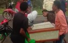 Miris, Jasad Bayi di Kupang Diangkut Pakai Motor Karena Orang Tua Tak Punya Uang Sewa Ambulans