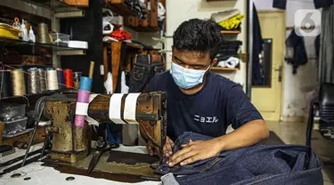 Penjahit menjahit bahan di Nyoel Jeans co, Jakarta, Jumat (22/10/2021). Harga kapas acuan dunia berhasil melesat hingga level tertingginya dalam satu dekade terakhir karena beberapa faktor yang mempengaruhinya. (Liputan6.com/Faizal Fanani)