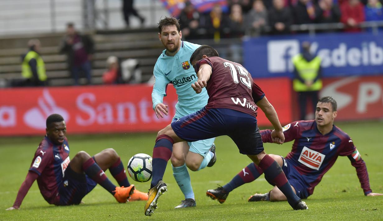 Aksi Lionel Messi melewati adangan para pemain Eibar pada lanjutan La Liga Santander di Ipurua stadium,  Eibar, (17/2/2018). Barcelona menang 2-0. (AP/Alvaro Barrientos)