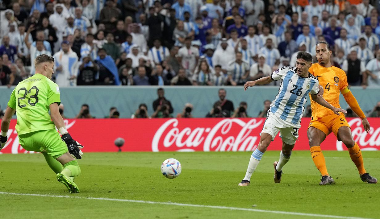 Timnas Argentina memimpin 1-0 pada menit ke-35 melalui Nahuel Molina. Bek kanan milik Atletico Madrid tersebut mampu memanfaatkan umpan terobosan Lionel Messi usai lepas dari jebakan offside. (AP/Ricardo Mazalan)