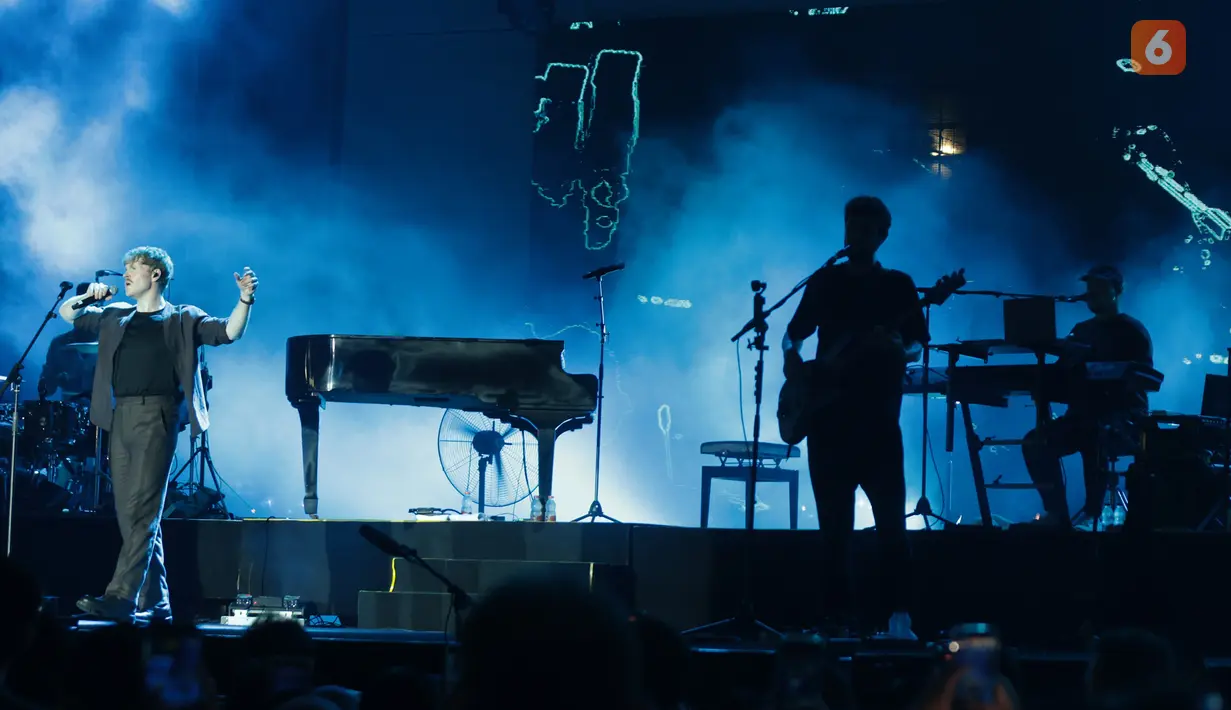 Kodaline menghadirkan momen emosional lewat farewell show di LaLaLa Festival 2026. Grup rock alternatif asal Irlandia itu mengajak penonton bernyanyi bersama dalam rangkaian tur perpisahan setelah lebih dari satu dekade berkarya. (KLY/Budy Santoso)