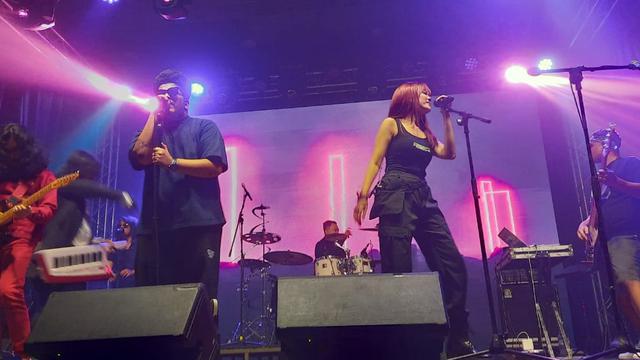 Rina Nose saat manggung bersama Methosa band.