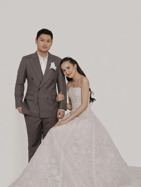 Dengan look internasional, Beby Tsabina dan Rizki Natakusumah terlihat seperti raja dan ratu [@bebytsabina]