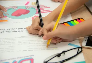 Berikan pujian atas usaha, bukan hanya hasil hal ini akan  meningkatkan rasa percaya diri dan semangat belajar anak (Foto: Van Tay Media/Unsplash)