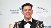 Aktor komedi Jim Carrey berpose saat tiba menghadiri acara BAFTA Los Angeles Britannia Awards 2018 di Beverly Hilton di Beverly Hills, California (26/10). Jim Carrey tampil keren mengenakan jas bermotif kembang. (AFP Photo/Neilson Barnard)