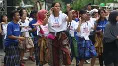 Remaja menari saat Festival Sarung Indonesia 2019 di Plaza Tenggara Kompleks Gelora Bung Karno, Jakarta, Minggu (3/3). Festival ini untuk menghidupkan kesadaran dan kebanggaan generasi muda akan kekayaan budaya Indonesia. (Liputan6.com/Helmi Fithriansyah)