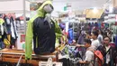 Pengunjung memilih produk kegiatan luar ruang pada pameran Indonesia Outdoor Festival (Indofest) 2020 di JCC Senayan, Jakarta, Kamis (12/3/2020). Pameran hingga 15 Maret 2020 itu menampilkan berbagai macam produk kegiatan luar ruang dengan berbagai merek dengan diskon. (Liputan6.com/Angga Yuniar)