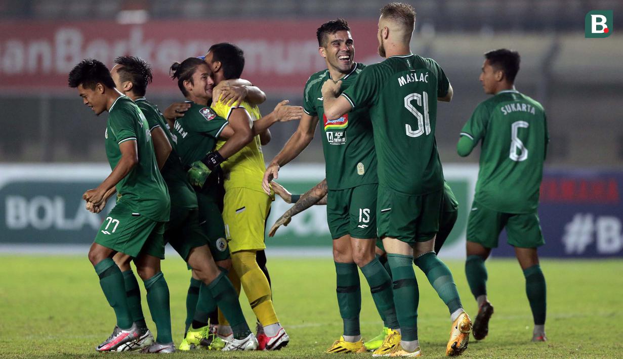 Para pemain PSS Sleman melakukan selebrasi usai mengalahkan Bali United 4-2 melalui babak adu penalti dalam laga perempatfinal Piala Menpora 2021 di Stadion Si Jalak Harupat, Bandung, Senin (12/4/2021). (Bola.com/Ikhwan Yanuar)