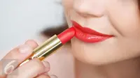 Ingin membuat riasan lipstik bertahan lama? Lakukan 3 langkah sederhana berikut ini. (iStockphoto)