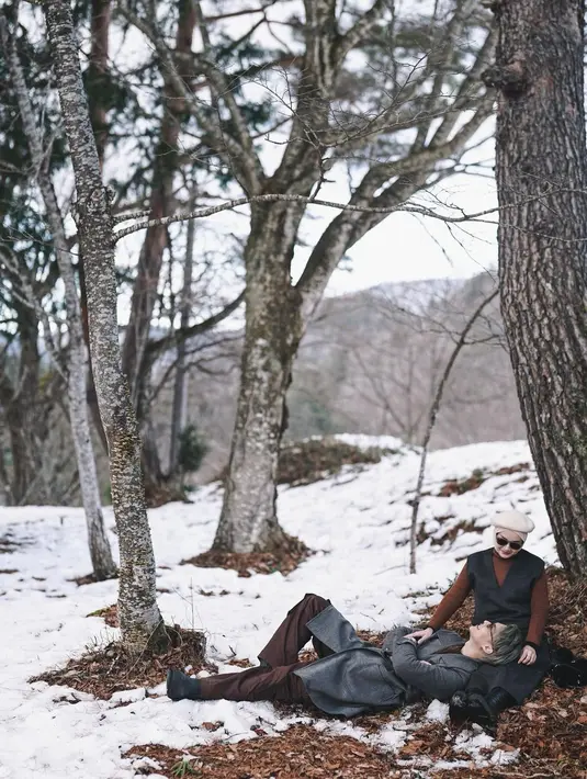 Outfit liburan Dinda Hauw dan Rey Mbayang selalu serasi dan modis. Nggak heran dijuluki couple paling modis. [@dindahw]