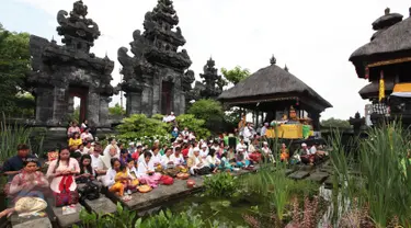 Sejumlah umat Hindu (Bali) di Eropa hadir dalam perayaan Saraswati di Pura Agung Santi Bhuwana yang berada di dalam lokasi Pairi Daiza Zoo and Botanical Garden yang tarletak di kota Brugelette propinsi Hainaut di Belgia, (26/6). (Arie Asona)