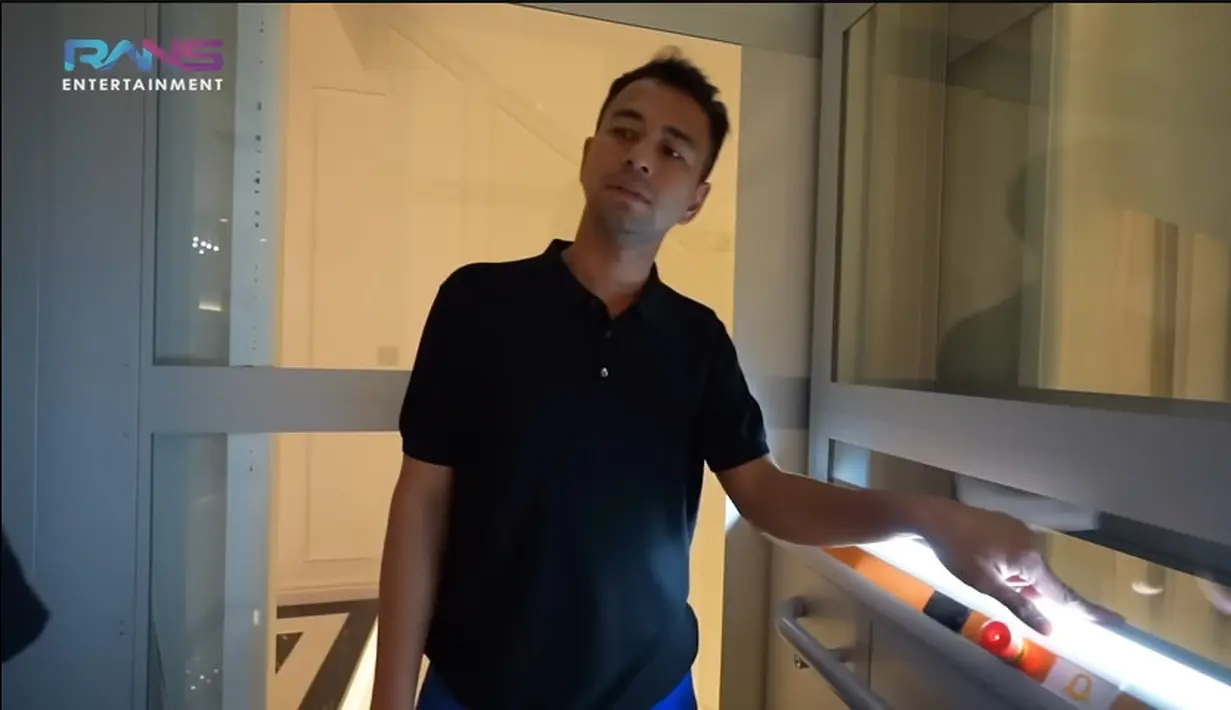 "Aduh kaget gua. Ini bisa? Coba, coba," kata Raffi saat masuk ke dalam lift. [Youtube/Rans Entertainment]